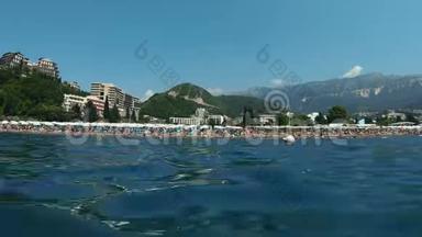 Budva附近的Becici镇海岸线度假时间图 度假海滩。 黑山，蓝海.. 旅馆和旅馆